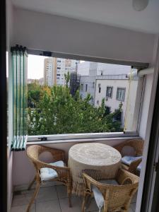 a balcony with a table and chairs and a window at Beylikdüzü merkez site içi daire in Beylikduzu