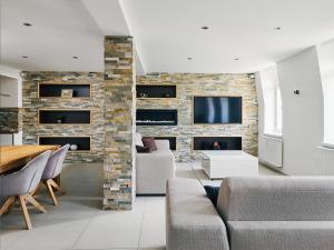 ein Wohnzimmer mit einer Ziegelwand und einem Kamin in der Unterkunft IMPERIAL Apartments in Karlsbad