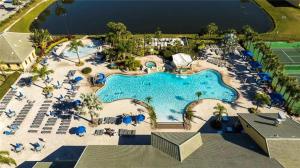 una vista aérea de una piscina en un complejo en Lakefront 5BR Resort Pool Home Near Disney World, en Kissimmee