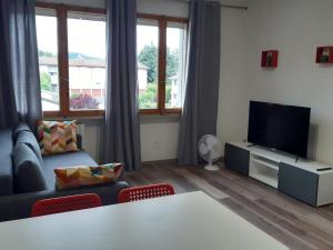sala de estar con sofá y TV en Appartamento ristrutturato - Castrocaro Terme, en Castrocaro Terme