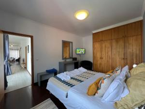 1 dormitorio con 1 cama grande y cabecero de madera en Casa Do Pico by AnaLodges, en Machico
