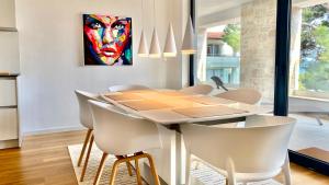 a dining room with a table and chairs at Nautilus-Bay Suites - Dreizimmer Suite 420 in Zavala