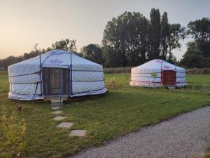 dos tiendas yurta en un campo junto a una carretera en Les insolites de la Baie, en Longroy