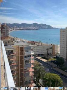 Blick auf eine Stadt mit Meer und Gebäuden in der Unterkunft Apartamentos de Benidorm, playa Poniente, España in Benidorm
