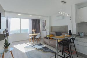 貝尼多姆的住宿－Apartamentos de Benidorm, playa Poniente, España，客厅配有沙发和桌子