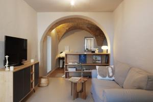 a living room with a blue couch and an archway at Casa Cunicchio in SantʼElpidio a Mare