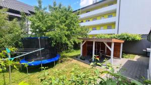 a backyard with a play area and a building at OhPardon! GAILDORF - DG Wohnung, Garten, Smart-TV in Gaildorf