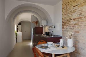 cocina y comedor con mesa y sillas en Casa Cunicchio, en SantʼElpidio a Mare