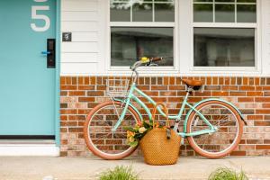 una bicicleta estacionada frente a un edificio de ladrillo en Freebird Motor Lodge by Reverie Boutique Collection en West Yarmouth