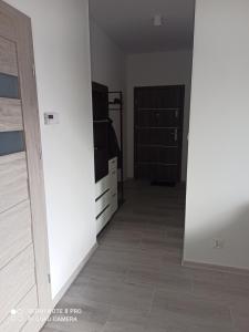 a room with a tv and a dresser with a flat screen tv at apartament udany wypoczynek in Sarbinowo