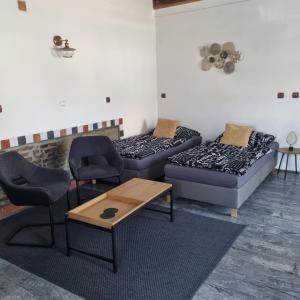 Habitación con 2 camas, mesa y sillas en Apartmány Vila Lucia 2, en Plzeň