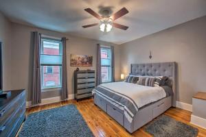 Schlafzimmer mit einem Bett und einem Deckenventilator in der Unterkunft Contemporary Townhome in Midtown Harrisburg! in Harrisburg