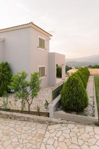 una casa con un passaggio in pietra davanti di Vasilopoulos Residences - Villa Emelia with shared pool ad Argostoli