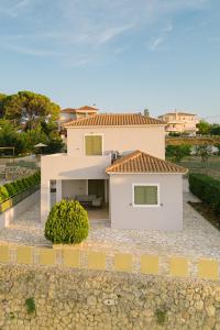 Cette villa offre une vue sur une maison. dans l'établissement Vasilopoulos Residences - Villa Emelia with shared pool, à Argostóli