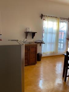 uma cozinha com frigorífico e piso em madeira em Casa Suites Minizoo em Puerto Escondido