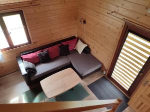 an overhead view of a couch in a cabin at Domki na zaciszu w Rynie in Ryn