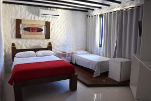 um quarto com 2 camas e uma janela em Nautillus Pousada em Arraial do Cabo