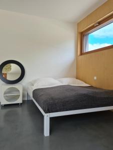 een slaapkamer met een bed en een raam bij Vintage studio am Chiemsee in Übersee