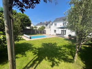 einen Hinterhof mit einem Pool und einem Haus in der Unterkunft Maison de famille avec piscine in Beaussais sur Mer