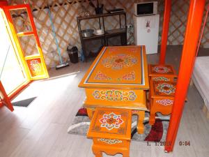 tres armarios naranjas y amarillos sentados en una habitación en Les insolites de la Baie, en Longroy