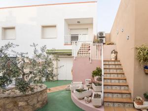 a courtyard with stairs and plants in a building at MM DELTA HOLIDAYS in El Lligallo del Gànguil