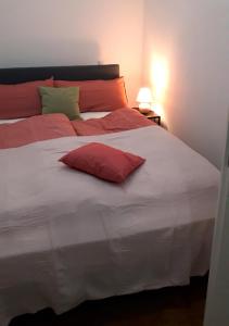 Una cama o camas en una habitación de Wohlfühlwohnung Landshut für AKW Personal