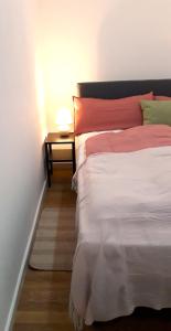 Een bed of bedden in een kamer bij Wohlfühlwohnung Landshut für AKW Personal
