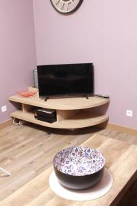 a living room with a television and a bowl on a table at Chartres hyper centre bel appartement rénové in Chartres