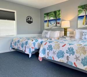 1 dormitorio con 2 camas y ventana en Waterway Inn en Cedar Point