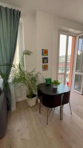 a living room with a table and potted plants at Apartament Design & Comfort in centro in Genoa