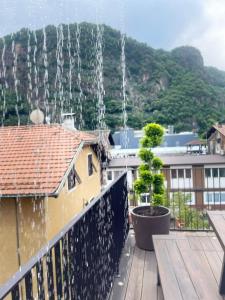 een uitzicht vanaf het dak van een gebouw met een fontein bij Apartment Marie in Bolzano