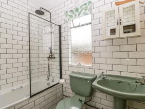 a bathroom with a green toilet and a sink at Lulu Logs in Bristol +9 photos