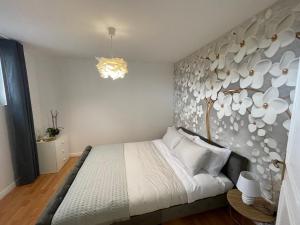 a bedroom with a bed with a wall of cups at La Cigarrita Guest House in Vila Seca