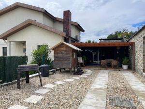 a backyard with a wooden shed and a house at La Cigarrita Guest House in Vila Seca