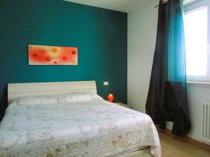 ein Schlafzimmer mit einem Bett und einer grünen Wand in der Unterkunft Casa Milena in Vallecchia