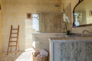 un bagno con lavandino e specchio di Home Mood B&B a Għarb