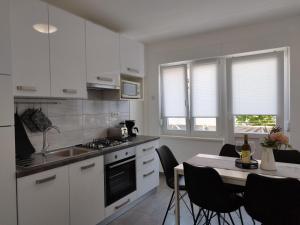 Kuchnia lub aneks kuchenny w obiekcie Antemma Apartment
