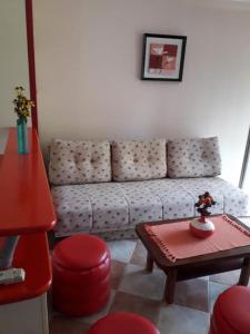ein Wohnzimmer mit einem Sofa und einem Tisch in der Unterkunft branka in Risan