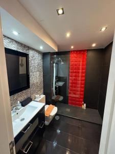 a bathroom with a toilet and a sink and a shower at Sun club playa del águila by la piedra viva in San Bartolomé