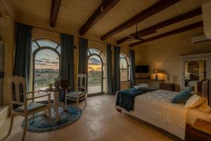 una camera da letto con un letto, un tavolo e finestre di Home Mood B&B a Għarb