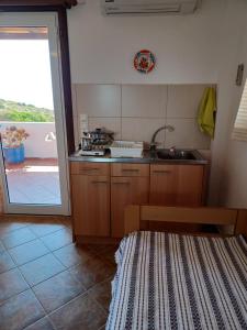 Kuchyň nebo kuchyňský kout v ubytování LALAROUS Studios & Apartments