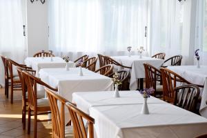 Rebecca's Village Corfu Hotel 레스토랑 또는 맛집