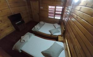 an overhead view of a small room with two beds at Pensiunea La Tavi in Murighiol