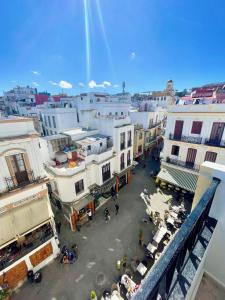 widok na ulicę miejską z budynkami w obiekcie Hotel Mauritania w mieście Tanger
