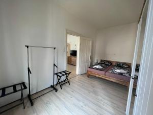 Habitación vacía con cama y espejo en Zentrale Lage in Bad Ischl - Top 2 en Bad Ischl
