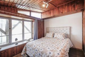 a bedroom with a bed and a window at Cabaña Estrella de Mar in Puchuncaví
