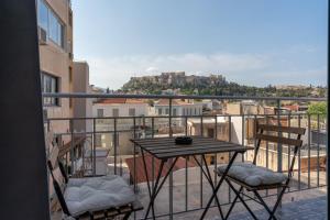 A balcony or terrace at Luxury apartment overlooking the citadel of Tsakas