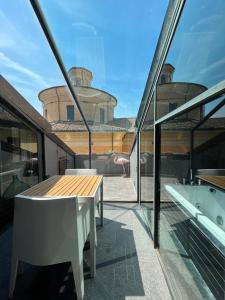 uma varanda com uma mesa e uma banheira em Ardesia Exclusive Apartament em Parma