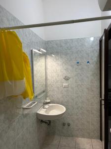 een badkamer met een wastafel en een douche bij Villa Ialillo in Peschici