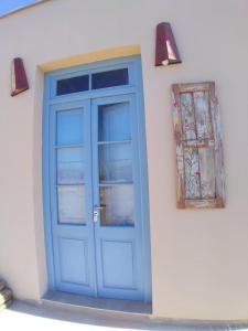 a blue door on the side of a building at Finca La Clementina in Tunuyán